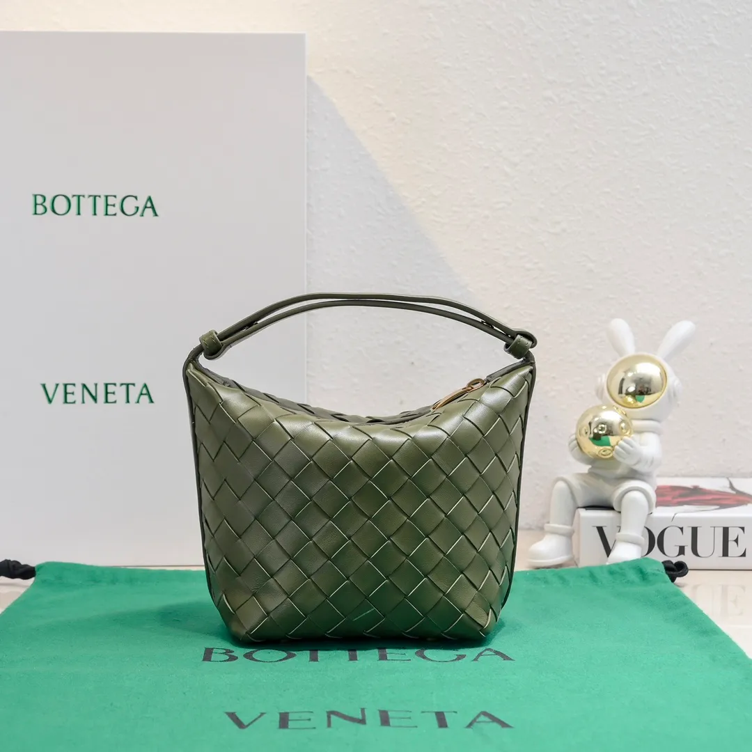Batch 1280 It is predicted that BV Bottega's lunch bag will be popular again this year🔥. It is very soft and lightweight. It also uses the intrecciato weaving process that the two founders spent several months developing from the beginning of the brand. It is completely hand-woven by Italian craftsmen and perfectly reflects the craftsmanship of Bottega. The entire bag shape is also a very practical and popular lunch box bag shape. The slightly curved arc of the bag mouth can also better fit our wrists. Style number: 7748-1 Size: 17*13.5*5cm